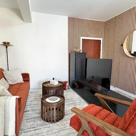 Luxury 2 Bedroom Center Apartment